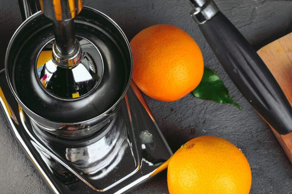Presse orange automatique : Votre dose de jus de fruit obtenue facilement tous les matins